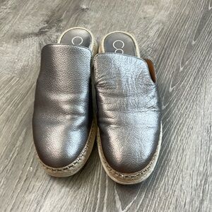 Women’s 8M Calvin Klein silver espadrille mules
